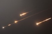 占卜道具伊朗以导弹齐射回应以色列的大规模袭击