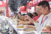 占卜道具“嗦粉”经济火热 中国多地“食力”出圈